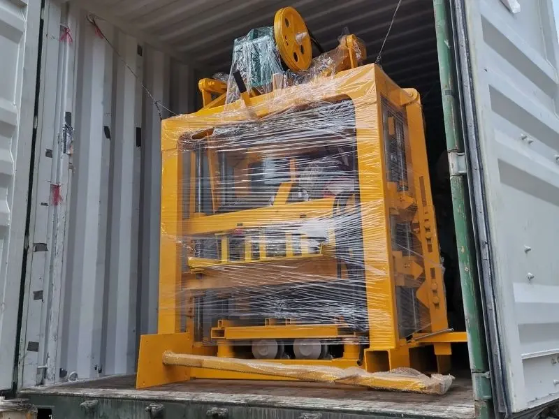 QT4-40 block machine loading container